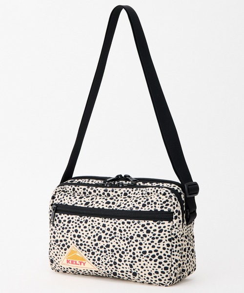 KELTY(ケルティ)の「GO OUT掲載モデル【KELTY】ES RECTANGLE ZIP SHOULDER S ミニショルダーバッグ 軽量(ショルダーバッグ・レディース・マスタード/ネイビー/ベージュ/ブラック系/セージグリーン/レオパード/タン/アニマル/スカイブルー/オリーブ/ブラウン系/ブラック/ホワイト系・ONE SIZE)」の2枚目の写真