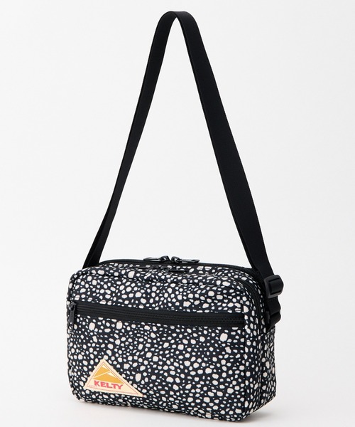 KELTY(ケルティ)の「GO OUT掲載モデル【KELTY】ES RECTANGLE ZIP SHOULDER S ミニショルダーバッグ 軽量(ショルダーバッグ・レディース・マスタード/ネイビー/ベージュ/ブラック系/セージグリーン/レオパード/タン/アニマル/スカイブルー/オリーブ/ブラウン系/ブラック/ホワイト系・ONE SIZE)」の4枚目の写真
