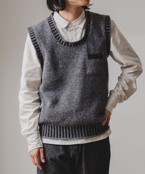 fennica(フェニカ)の「【別注】Jamieson's Knitwear / リブ ストライプ Uネック ベスト(ベスト・レディース・グレー・L(42))」の2枚目の写真