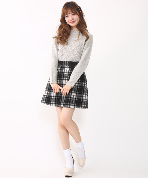 one after another NICE CLAUP（ワンアフターアナザーナイスクラップ）の「【ナイスクラップ】シャギーチェックミニスカート（スカート・レディース・オフホワイト/キャメル・FREE）」の3枚目の写真