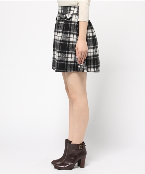one after another NICE CLAUP（ワンアフターアナザーナイスクラップ）の「【ナイスクラップ】シャギーチェックミニスカート（スカート・レディース・オフホワイト/キャメル・FREE）」の6枚目の写真