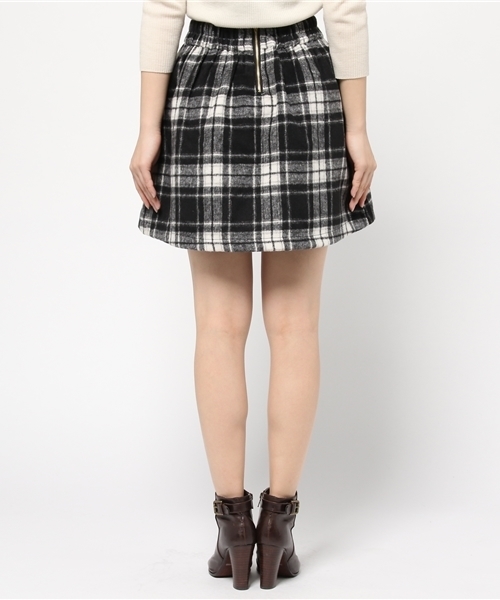 one after another NICE CLAUP（ワンアフターアナザーナイスクラップ）の「【ナイスクラップ】シャギーチェックミニスカート（スカート・レディース・オフホワイト/キャメル・FREE）」の7枚目の写真