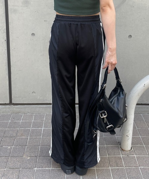 ROGER AND RAW（ロジャーアンドロウ）の「ナイロン切り替えトラックパンツ（その他パンツ・レディース・カーキ/ブラック/ネイビー/ベージュ・FREE）」の19枚目の写真