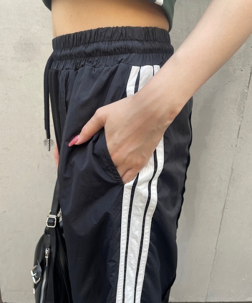 ROGER AND RAW（ロジャーアンドロウ）の「ナイロン切り替えトラックパンツ（その他パンツ・レディース・カーキ/ブラック/ネイビー/ベージュ・FREE）」の20枚目の写真