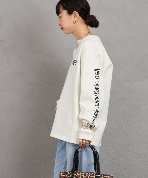 ManhattanPassage（マンハッタンパッセージ）の「[MANHATTAN PORTAGE/マンハッタンポーテージ] 別注 ピグメント染め 手書き風バックロゴ刺繍ロンT（Tシャツ/カットソー・レディース・ベージュ/チャコールグレー/アイボリー・S/XL/L/M）」の15枚目の写真