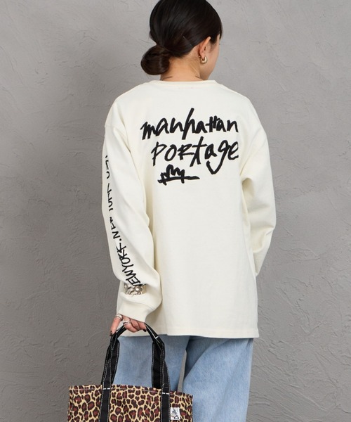 ManhattanPassage（マンハッタンパッセージ）の「[MANHATTAN PORTAGE/マンハッタンポーテージ] 別注 ピグメント染め 手書き風バックロゴ刺繍ロンT（Tシャツ/カットソー・レディース・ベージュ/チャコールグレー/アイボリー・S/XL/L/M）」の16枚目の写真