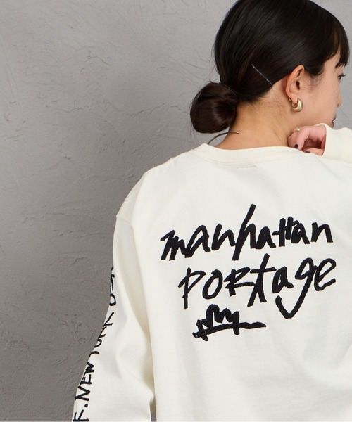 ManhattanPassage（マンハッタンパッセージ）の「[MANHATTAN PORTAGE/マンハッタンポーテージ] 別注 ピグメント染め 手書き風バックロゴ刺繍ロンT（Tシャツ/カットソー・レディース・ベージュ/チャコールグレー/アイボリー・S/XL/L/M）」の18枚目の写真