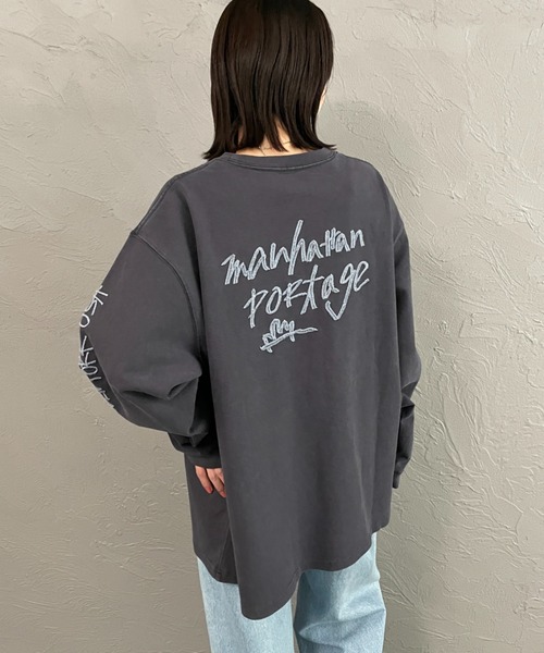 ManhattanPassage（マンハッタンパッセージ）の「[MANHATTAN PORTAGE/マンハッタンポーテージ] 別注 ピグメント染め 手書き風バックロゴ刺繍ロンT（Tシャツ/カットソー・レディース・ベージュ/チャコールグレー/アイボリー・S/XL/L/M）」の13枚目の写真