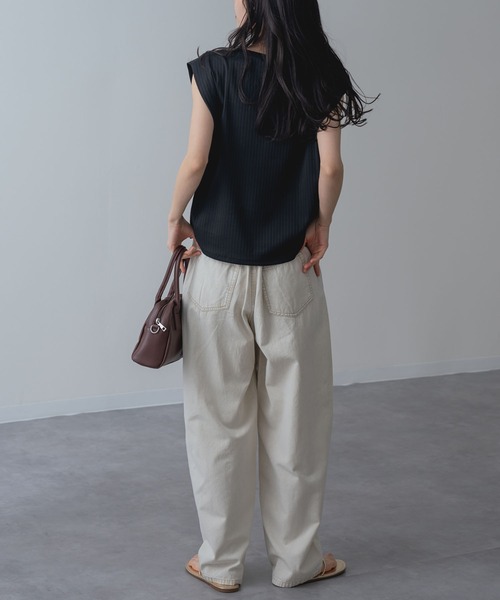 ANNA LUNA（アンナルナ）の「【ANNA LUNA】 肩タック で魅せる大人の 抜け感 トップス（Tシャツ/カットソー・レディース・ブラック/オフホワイト/グレー・MEDIUM）」の6枚目の写真