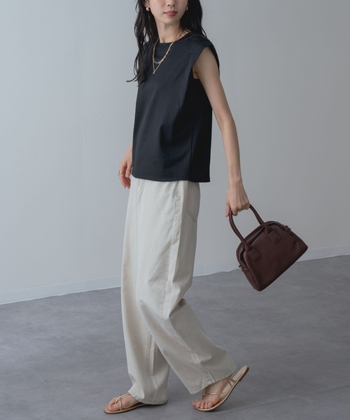 ANNA LUNA（アンナルナ）の「【ANNA LUNA】 肩タック で魅せる大人の 抜け感 トップス（Tシャツ/カットソー・レディース・ブラック/オフホワイト/グレー・MEDIUM）」の5枚目の写真