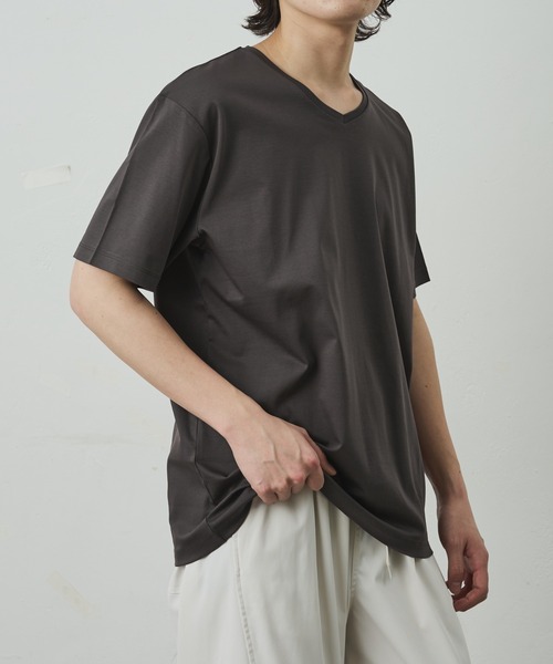 COLONY 2139(コロニートゥーワンスリーナイン)の「スマートVネック半袖Tシャツ(Tシャツ/カットソー・メンズ・ホワイト/ブラック/チャコールグレー・SMALL/LARGE/MEDIUM)」の21枚目の写真