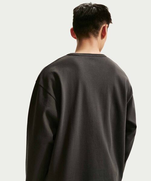 NIKE(ナイキ)の「ナイキ ライフ メンズ ミッドウェイト クルーネック / Nike Life Men's Midweight Crew IF2234-060 Anthracite(Tシャツ/カットソー・メンズ・スミクロ・2XL/S/XL/L/M)」の9枚目の写真