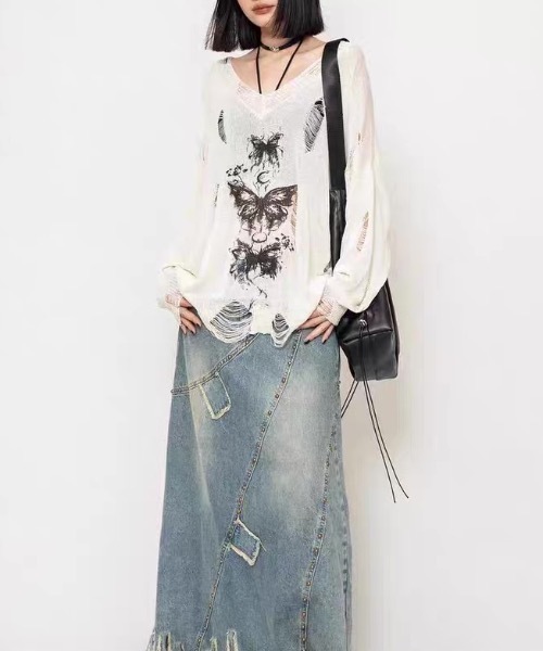 Alvia(アルビア)の「Vネックダメージ風バタフライプリント ニットトップス(ニット/セーター・レディース・ホワイト/ブラック・M)」の5枚目の写真