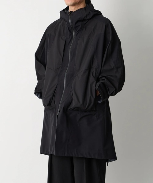 WHITE MOUNTAINEERING(ホワイトマウンテニアリング)の「【White Mountaineering/ホワイトマウンテニアリング】GORE-TEX HOODED COAT(ダウンジャケット/コート・メンズ・ブラック・2/1)」の4枚目の写真