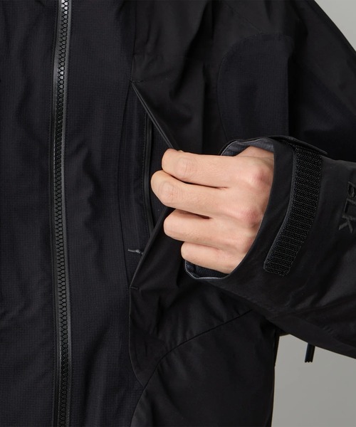 WHITE MOUNTAINEERING(ホワイトマウンテニアリング)の「【White Mountaineering/ホワイトマウンテニアリング】GORE-TEX HOODED COAT(ダウンジャケット/コート・メンズ・ブラック・2/1)」の7枚目の写真