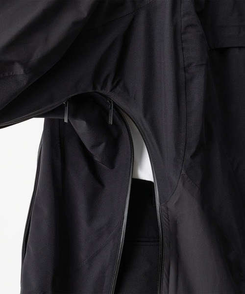 WHITE MOUNTAINEERING(ホワイトマウンテニアリング)の「【White Mountaineering/ホワイトマウンテニアリング】GORE-TEX HOODED COAT(ダウンジャケット/コート・メンズ・ブラック・2/1)」の9枚目の写真