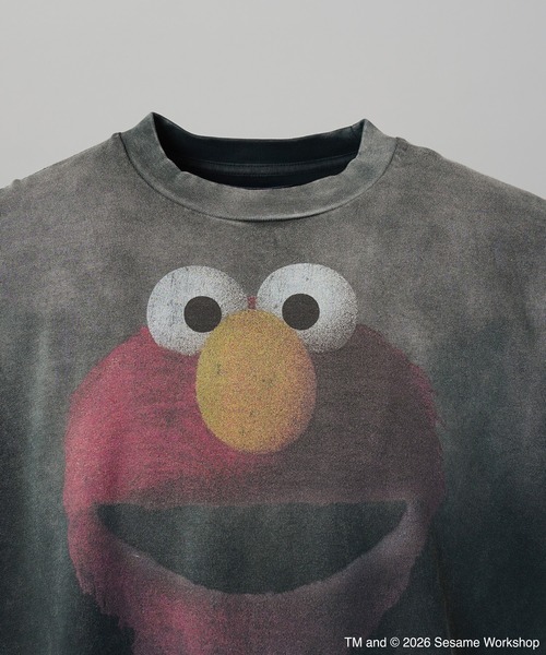 MAISON SPECIAL(メゾンスペシャル)の「《UNISEX》【MOVIE SERIES】「SESAME STREET」- Elmo - Prime-Over Crew Neck Short Sleeve T-Shirt/「セサミストリート」-エルモ-プライムオーバークルーネックショートスリーブTシャツ【MAISON SPECIAL/メゾンスペシャル】(Tシャツ/カットソー・メンズ・ブラック/ネイビー・0/1/2)」の10枚目の写真