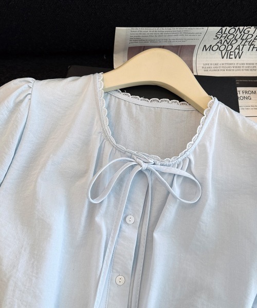 AMAJI（アマジ）の「ラウンドネックブラウス フロントボタン リボンデザイン レース切替 裾フリル 切替デザイン 半袖 トップス（シャツ/ブラウス・レディース・ライトブルー/イエロー・X-LARGE/LARGE/MEDIUM/SMALL）」の7枚目の写真