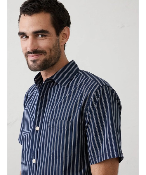 BANANA REPUBLIC FACTORY STORE(バナナリパブリック ファクトリーストア)の「BANANA REPUBLIC FACTORY STORE リラックスフィット ストライプ ポプリンシャツ(シャツ/ブラウス・メンズ・ライトブルー/ネイビー・XL/L/M/S)」の2枚目の写真