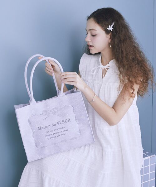 Maison de FLEUR(メゾンドフルール)の「ブルーマニアリボンフレーム刺繍スクエアトート(トートバッグ・レディース・ブルー系その他7・FREE)」の14枚目の写真
