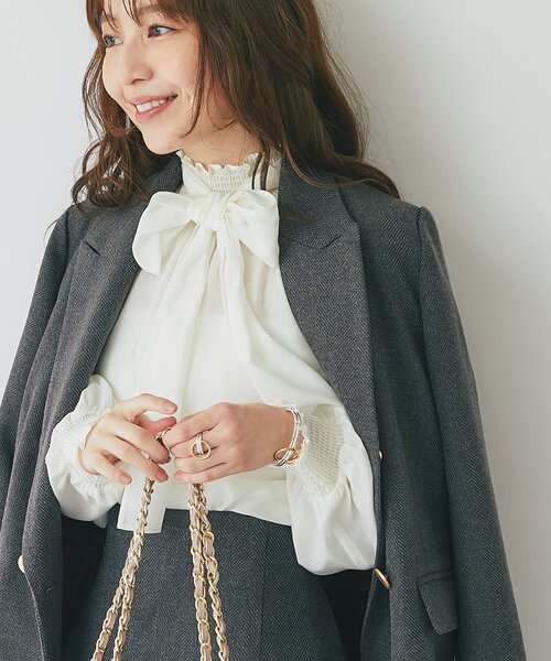 La boutique BonBon(ラブティックボンボン)の「【オケージョンにも】ボウタイシャーリングギャザーブラウス(シャツ/ブラウス・レディース・ピンク/オフホワイト・FREE)」の1枚目の写真