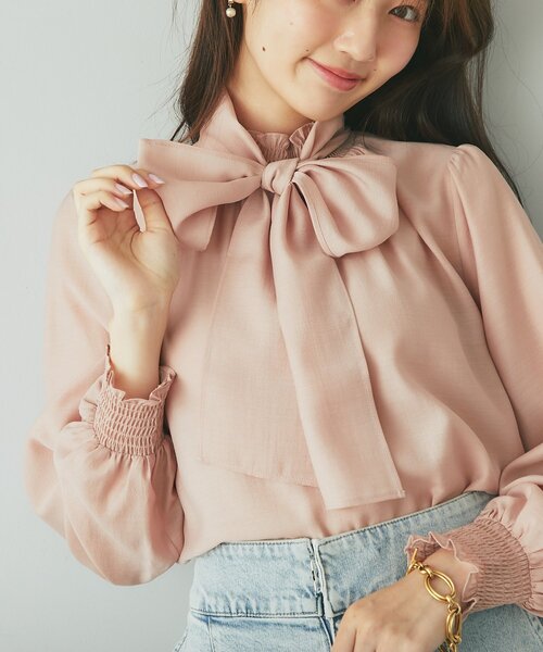 La boutique BonBon(ラブティックボンボン)の「【オケージョンにも】ボウタイシャーリングギャザーブラウス(シャツ/ブラウス・レディース・ピンク/オフホワイト・FREE)」の2枚目の写真