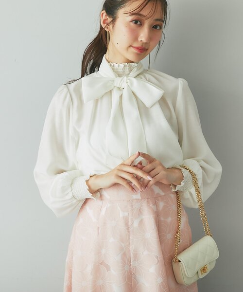 La boutique BonBon(ラブティックボンボン)の「【オケージョンにも】ボウタイシャーリングギャザーブラウス(シャツ/ブラウス・レディース・ピンク/オフホワイト・FREE)」の3枚目の写真