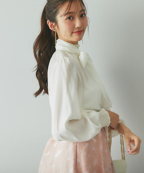 La boutique BonBon(ラブティックボンボン)の「【オケージョンにも】ボウタイシャーリングギャザーブラウス(シャツ/ブラウス・レディース・ピンク/オフホワイト・FREE)」の4枚目の写真