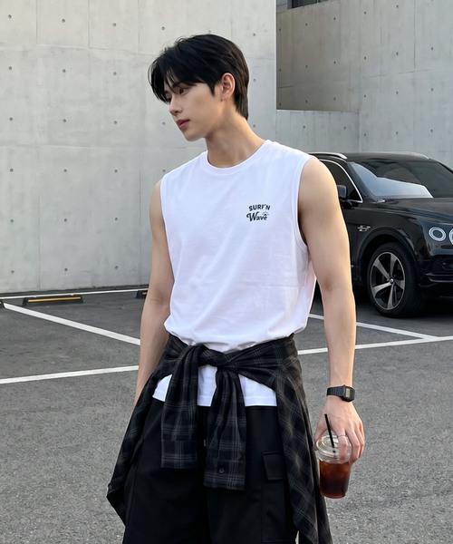 ADHOC(アドホック)の「男性サーフィンアートワークノースリーブTシャツ (2 COLOR) (HC6STA1)(Tシャツ/カットソー・メンズ・ホワイト/ブラック・100/105)」の1枚目の写真
