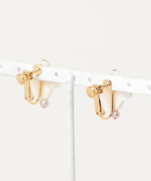 CERCA（チェルカ）の「september/クローバーシェル＋淡水パールearring（イヤリング・レディース・ホワイト・FREE）」の2枚目の写真