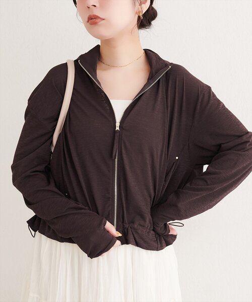 natural couture(ナチュラルクチュール)の「バックフリル裾ドロストUVパーカー(パーカー・レディース・ライトグレー/ブラウン/オフホワイト/ブラック・FREE)」の4枚目の写真