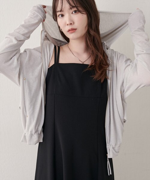 natural couture(ナチュラルクチュール)の「バックフリル裾ドロストUVパーカー(パーカー・レディース・ライトグレー/ブラウン/オフホワイト/ブラック・FREE)」の3枚目の写真