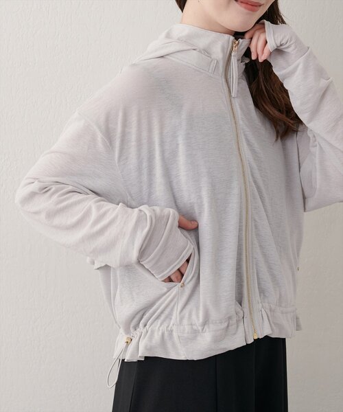 natural couture(ナチュラルクチュール)の「バックフリル裾ドロストUVパーカー(パーカー・レディース・ライトグレー/ブラウン/オフホワイト/ブラック・FREE)」の9枚目の写真