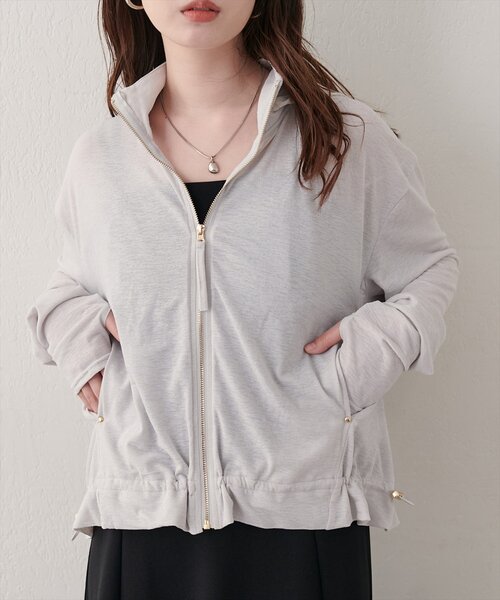 natural couture(ナチュラルクチュール)の「バックフリル裾ドロストUVパーカー(パーカー・レディース・ライトグレー/ブラウン/オフホワイト/ブラック・FREE)」の10枚目の写真