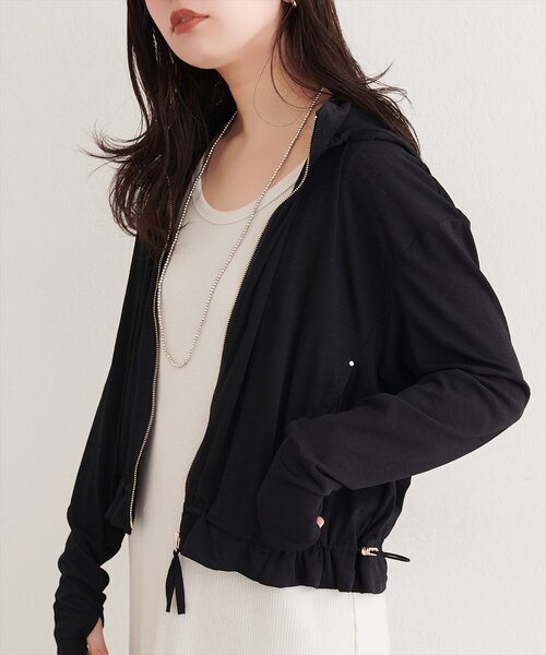 natural couture(ナチュラルクチュール)の「バックフリル裾ドロストUVパーカー(パーカー・レディース・ライトグレー/ブラウン/オフホワイト/ブラック・FREE)」の15枚目の写真