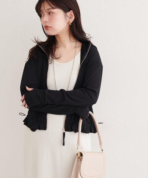 natural couture(ナチュラルクチュール)の「バックフリル裾ドロストUVパーカー(パーカー・レディース・ライトグレー/ブラウン/オフホワイト/ブラック・FREE)」の17枚目の写真