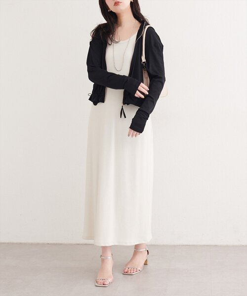 natural couture(ナチュラルクチュール)の「バックフリル裾ドロストUVパーカー(パーカー・レディース・ライトグレー/ブラウン/オフホワイト/ブラック・FREE)」の18枚目の写真