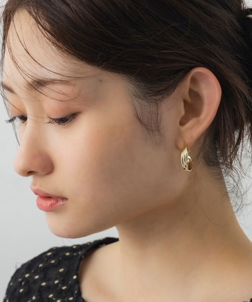 AJUGA.(アジュガ)の「クロスラインフープピアス(ピアス(両耳用)・レディース・シルバー/ゴールド・ONE SIZE)」の1枚目の写真