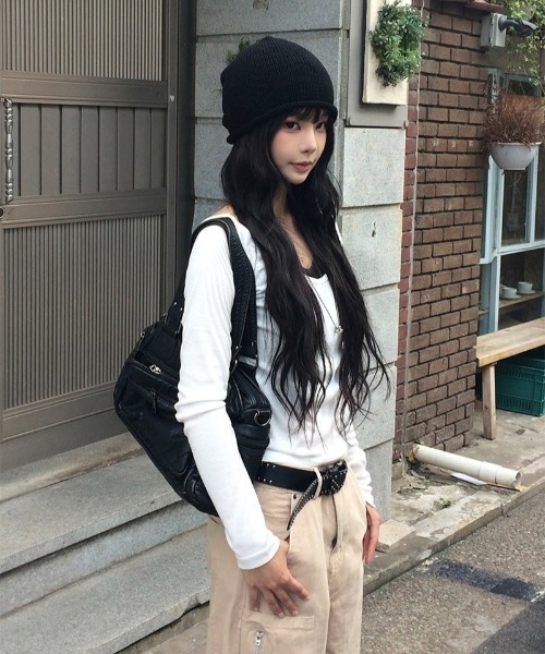 anyonemore（エニワンモア）の「深Uネック無地スリム長袖Tシャツ（Tシャツ/カットソー・レディース・ミント/ホワイト・FREE）」の5枚目の写真
