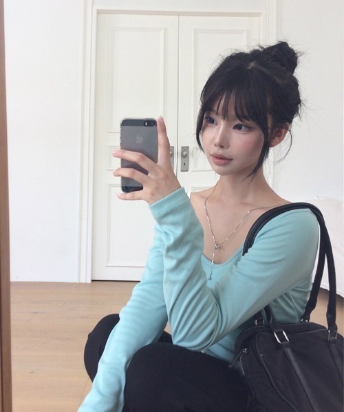 anyonemore（エニワンモア）の「深Uネック無地スリム長袖Tシャツ（Tシャツ/カットソー・レディース・ミント/ホワイト・FREE）」の22枚目の写真