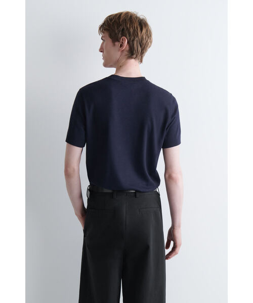 COS(コス)の「スリム インターロックジャージーTシャツ(Tシャツ/カットソー・メンズ・ネイビー・L/XL/XS/S/M)」の2枚目の写真