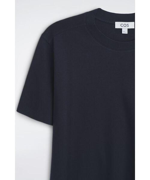 COS(コス)の「スリム インターロックジャージーTシャツ(Tシャツ/カットソー・メンズ・ネイビー・L/XL/XS/S/M)」の7枚目の写真