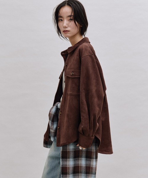 ANF.MUU(アンフムー)の「オーバーサイズスエードシャツ(シャツ/ブラウス・レディース・アイボリー/ブラウン/チャコールグレー・FREE)」の5枚目の写真