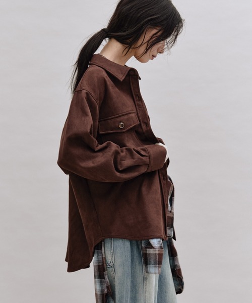 ANF.MUU(アンフムー)の「オーバーサイズスエードシャツ(シャツ/ブラウス・レディース・アイボリー/ブラウン/チャコールグレー・FREE)」の7枚目の写真