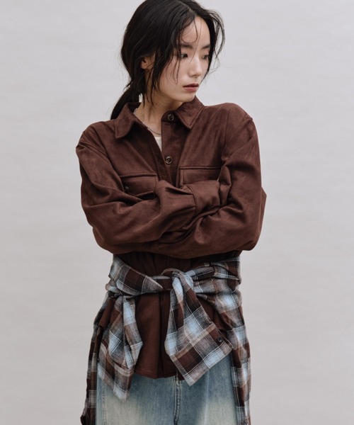 ANF.MUU(アンフムー)の「オーバーサイズスエードシャツ(シャツ/ブラウス・レディース・アイボリー/ブラウン/チャコールグレー・FREE)」の9枚目の写真