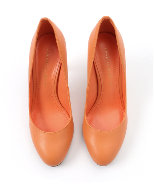 CHARLES & KEITH(チャールズ & キース)の「ベーシックパンプス / BASIC PUMPS(パンプス・レディース・ブラック/アイボリー/オレンジ・22.5cm/22cm/24.5cm/25cm/23cm/23.5cm/24cm)」の4枚目の写真