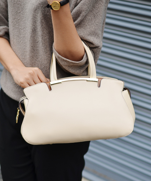 VitaFelice（ヴィータフェリーチェ）の「牛革2wayラウンドハンドバッグ（ハンドバッグ・レディース・ブラック/アイボリー/キャメル/ブラック×ブラック・FREE）」の13枚目の写真