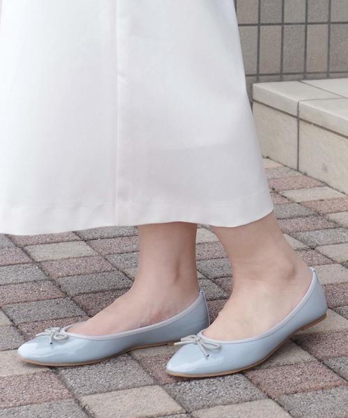 AmiAmi(アミアミ)の「《2020春夏新色追加!》セミスクエアトゥフラットリボンバレエシューズ(バレエシューズ)」|グレー系その他