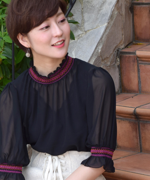 w closet（ダブルクローゼット）の「スモッキング刺繍入りシャーリングプルオーバー（シャツ/ブラウス・レディース・ブラック/オフホワイト/ピンク・FREE）」の14枚目の写真