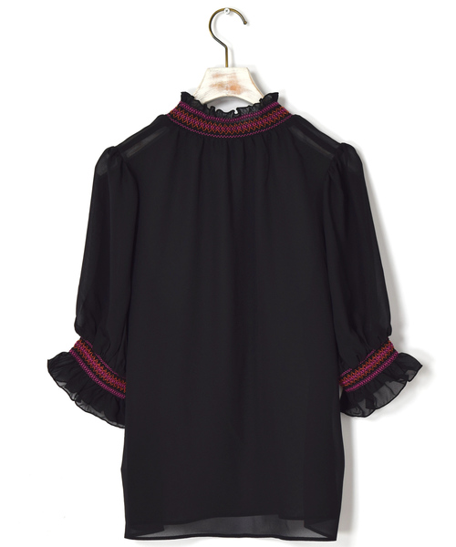 w closet（ダブルクローゼット）の「スモッキング刺繍入りシャーリングプルオーバー（シャツ/ブラウス・レディース・ブラック/オフホワイト/ピンク・FREE）」の15枚目の写真